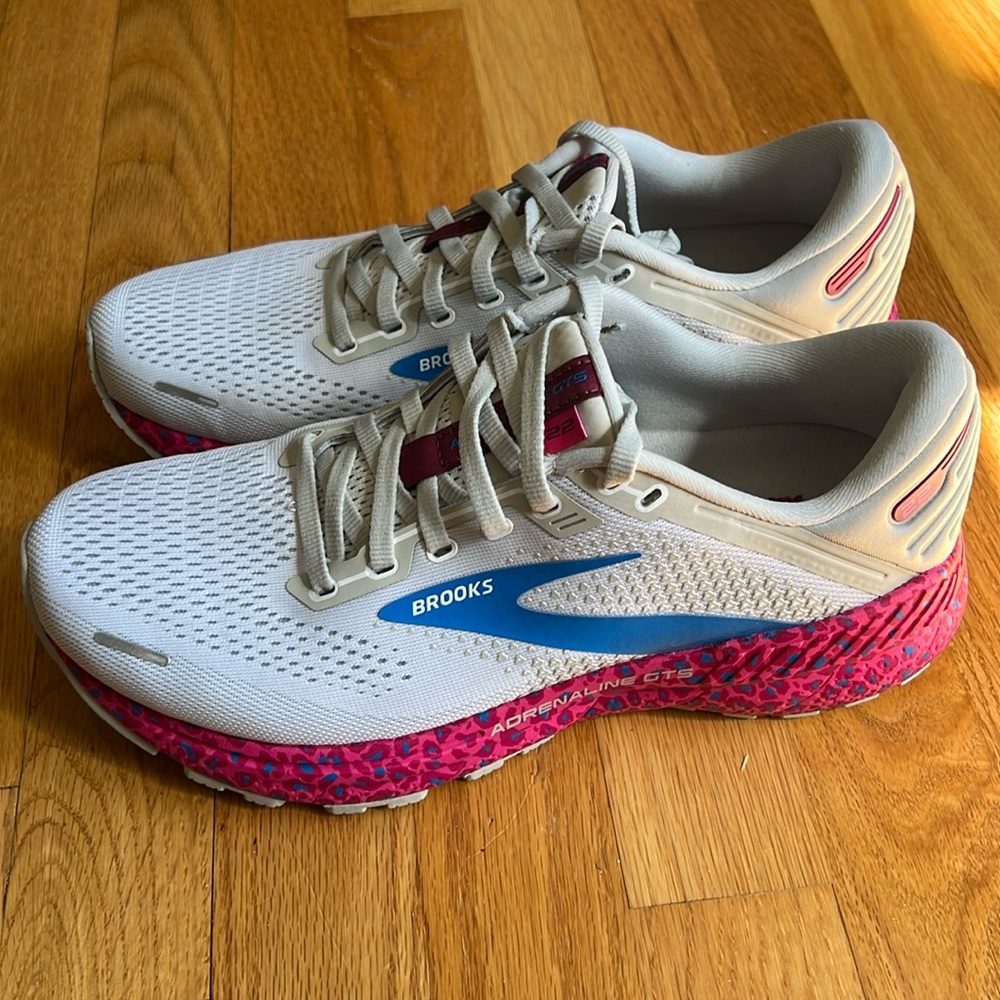 EUC Brooks Adrenaline GTS 22